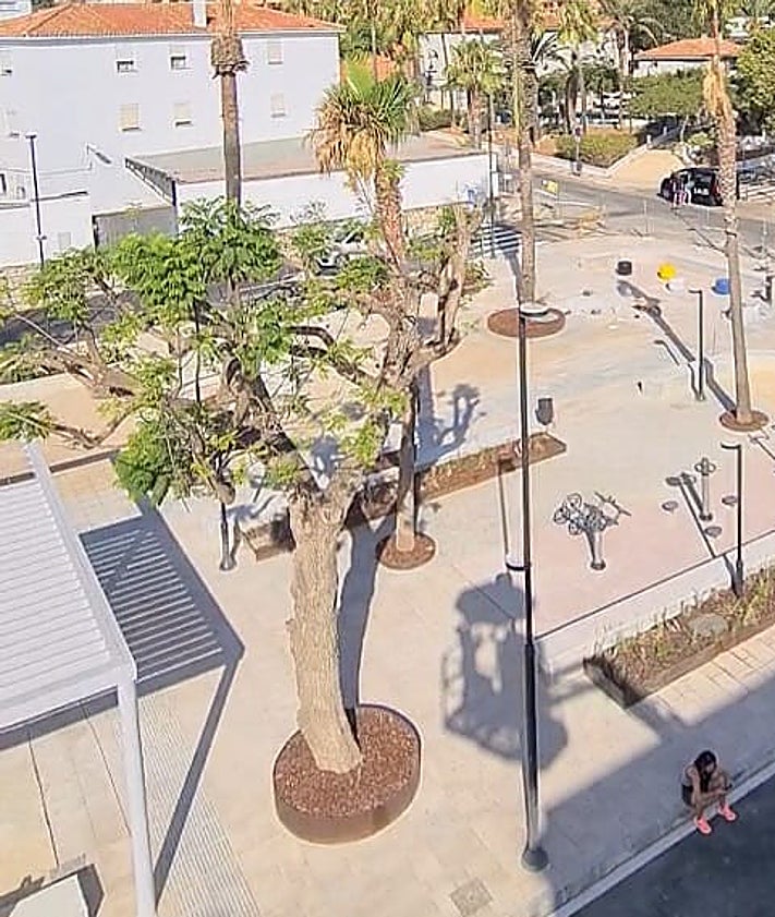 Imagen secundaria 2 - Arriba, el mural, todavía sin concluir. En el centro, 'Bosska', subida en la grúa a una altura equivalente a más de tres plantas, en plena tarea de pintura. Sobre estas líneas, aspecto de la futura plaza, en la que todavía se trabaja.