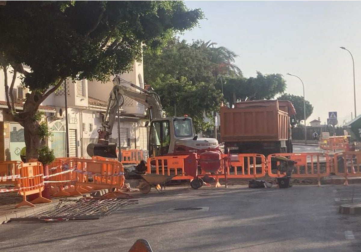 Máquinas trabajando en la calle Medina Azahara.