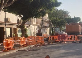 Máquinas trabajando en la calle Medina Azahara.