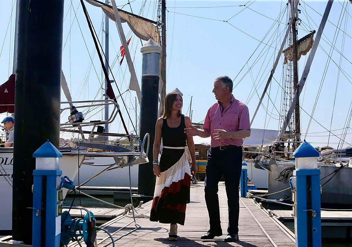 La consejera de Fomento, Rocío Díaz, en su visita ayer al puerto de Mazagón en Huelva.
