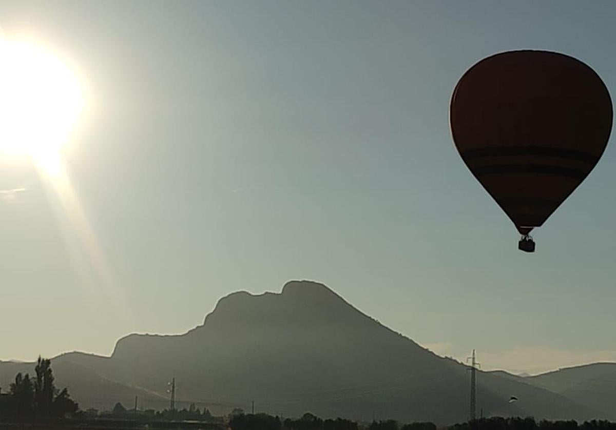 Sobrevolar Antequera y Ronda en globo: "La travesía por Antequera permite disfrutar de la experiencia de vislumbrar los primeros rayos de luz del día tras la Peña de los Enamorados."