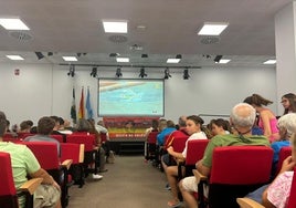 Vecinos atentos a la carrera en la Tenencia de Alcaldía de El Boquetillo.