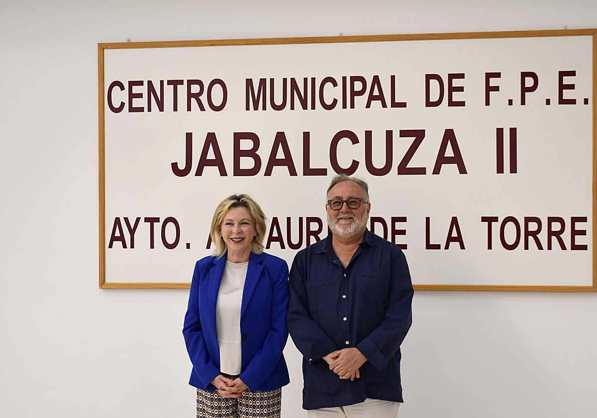 La delegada de Empleo y el alcalde, en el centro de formación Jabalcuza.
