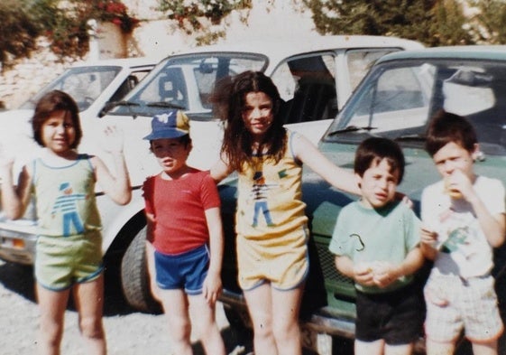 De izquierda a derecha: yo, mi hermano Migue, mi hermana Mercedes y mis primos Carlos y Dani. Los cinco cantábamos y bailábamos en el grupo 'Aguila' amenizando saraos familiares.