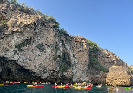 Decenas de canoas, junto a la Cascada Grande Maro.