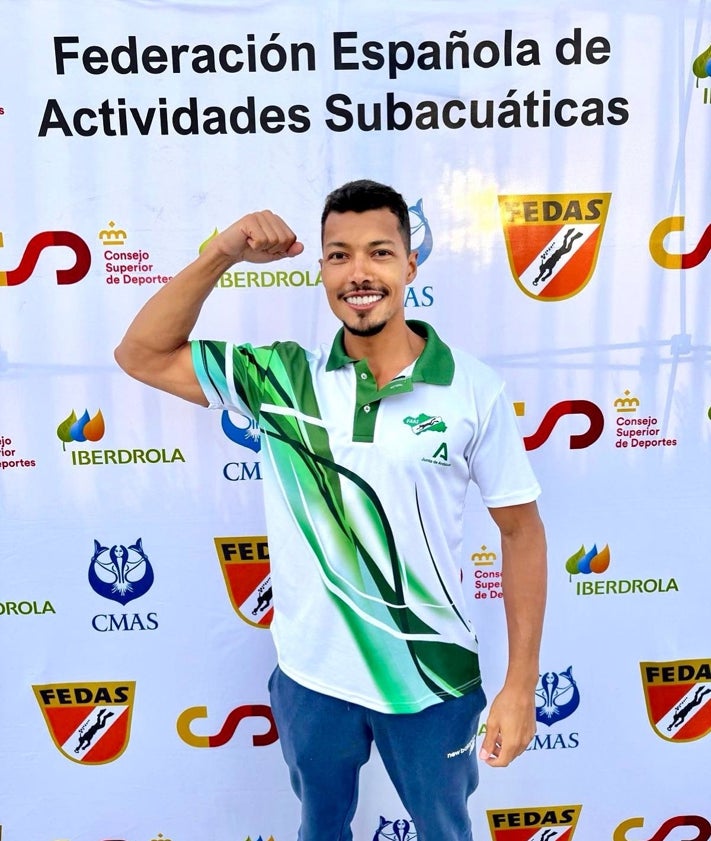 Imagen secundaria 2 - El club 'Escualos', con sede en Granada, Alexis Bustamante y Sebastián Galeano.