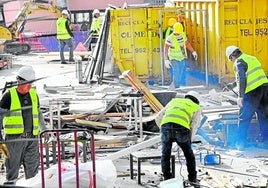 Trabajadores en el tajo en una empresa de reciclaje.