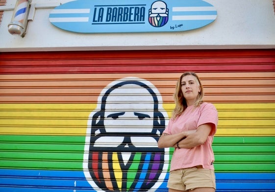 Lupe González en la puerta de su barbería.