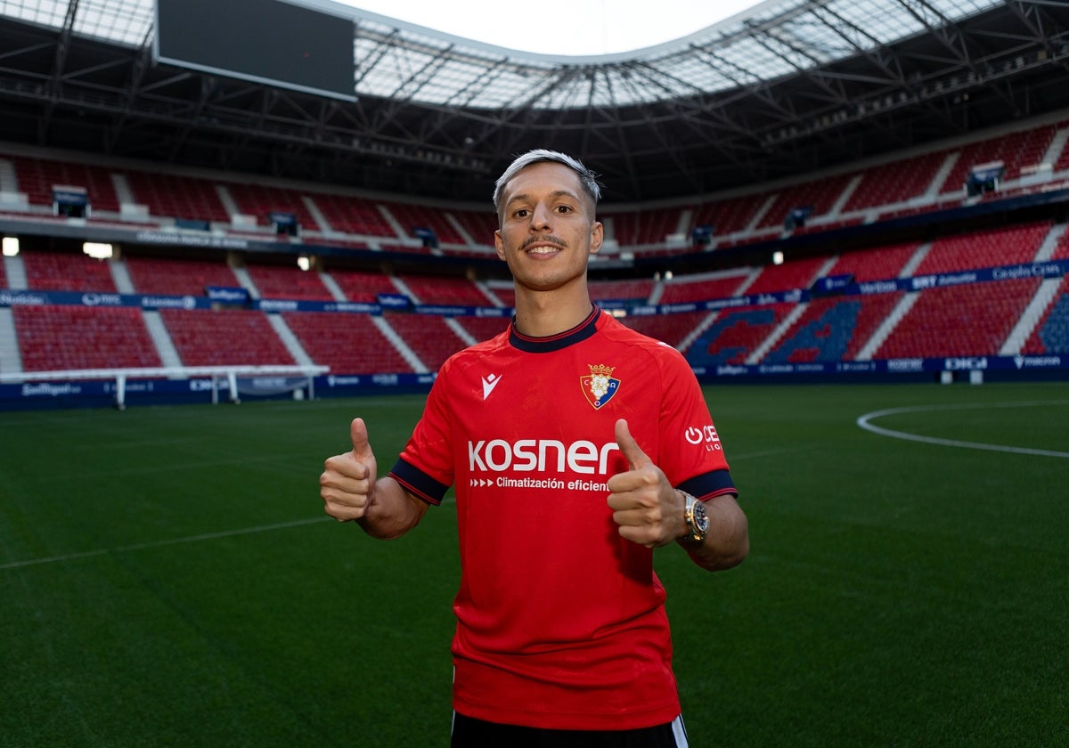 El malagueño Bryan Zaragoza, con la camiseta de Osasuna en El Sadar.