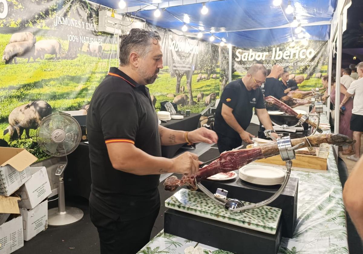 200 cortadores se dan cita en el Certamen Mundial del Jamón 'Popi' Ciudad de Estepona con platos a 5 euros