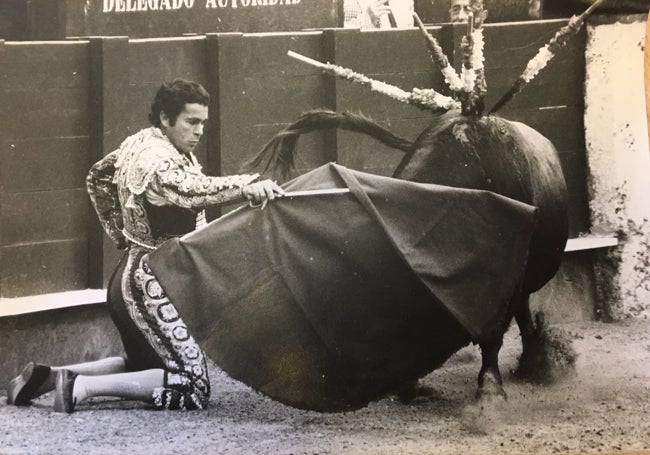 Inicio de faena de rodillas a un toro en Málaga.