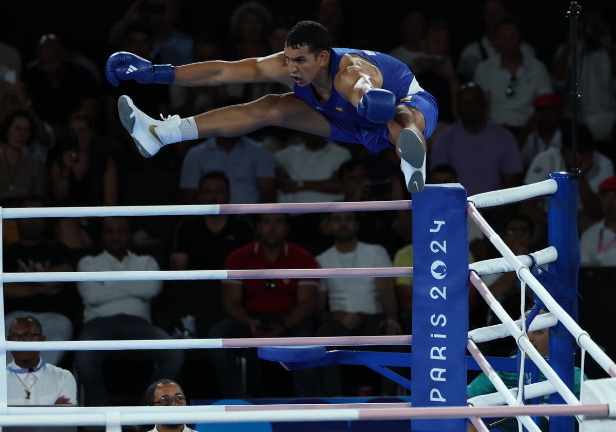 Imagen principal - El boxeador marbellí Ayoub Ghadfa, histórico subcampeón olímpico