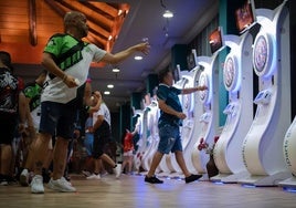 Jugadores de dardos durante la celebración del tercer torneo del Club de Dardos de Pizarra.