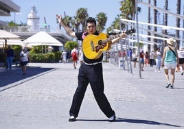 El Elvis malagueño. Ángel David Castillo posa vestido del Rey en el Muelle Uno.