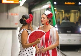 Dos mujeres esperan la llegada del metro, en una imagen de archivo de la feria del año pasado.