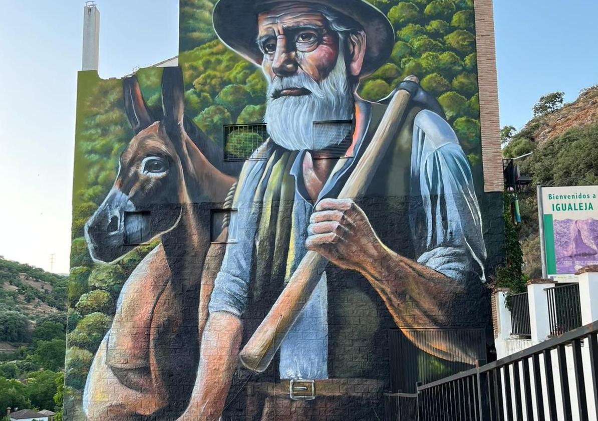 Uno de los murales presenta a un hombre regresando del campo, cargado de sacos de castañas con su mulo.