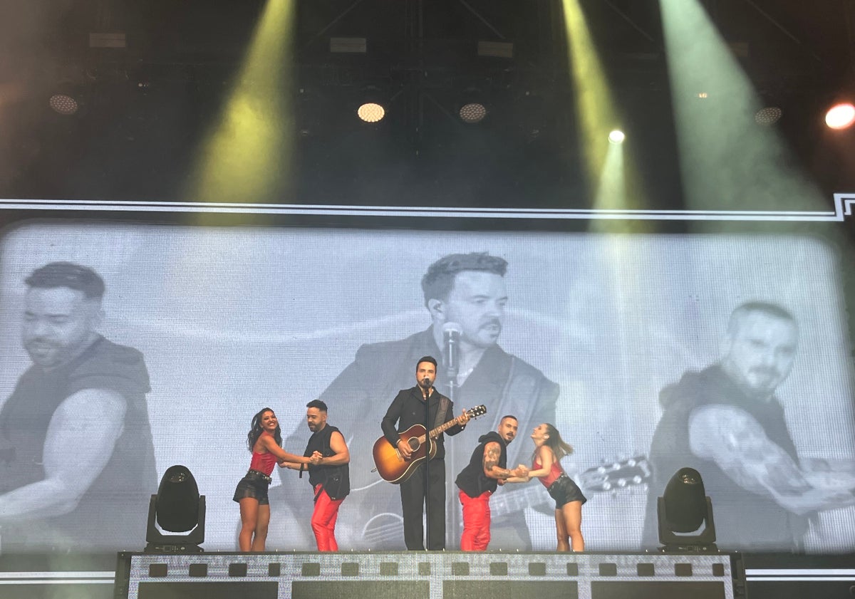 Imagen principal - Tres imágenes del concierto de Luis Fonsi, anoche en los jardines de la Cueva de Nerja.