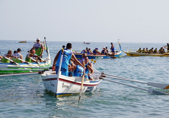 'La torreña', en primer plano, en una de las regatas celebradas.