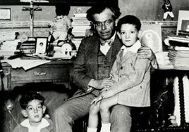 Pedro Luis de Gálvez con sus dos hijos.