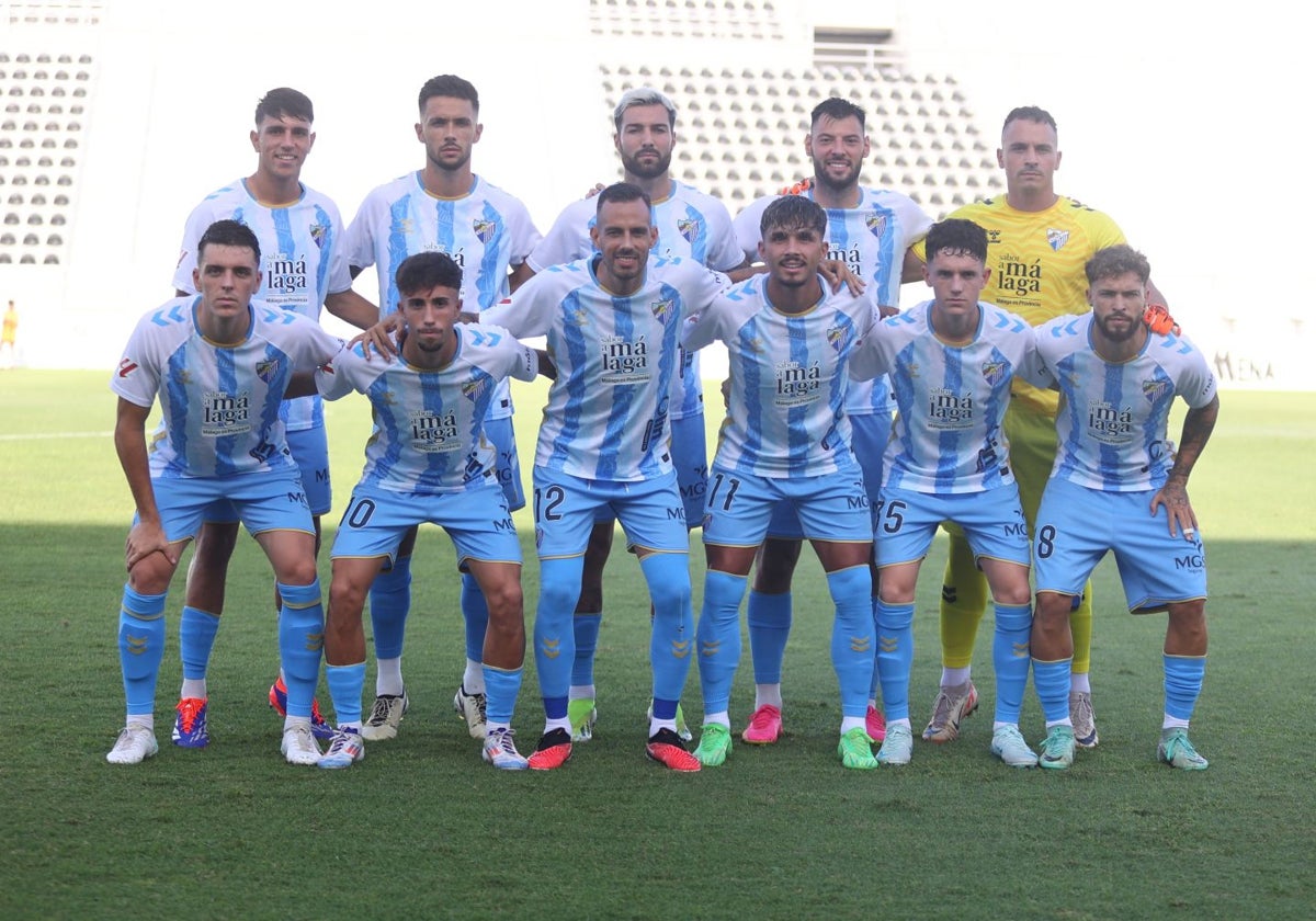 El once inicial del Málaga ante el Córdoba, con Izan Merino, Nelson, Álex Pastor, Baturina, Alfonso Herrero (arriba), Gabilondo, Larrubia, Manu Molina, Kevin, Ochoa y Dani Sánchez.