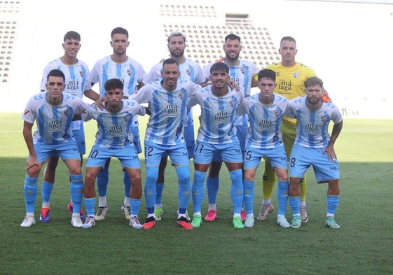 El once inicial del Málaga ante el Córdoba, con Izan Merino, Nelson, Álex Pastor, Baturina, Alfonso Herrero (arriba), Gabilondo, Larrubia, Manu Molina, Kevin, Ochoa y Dani Sánchez.