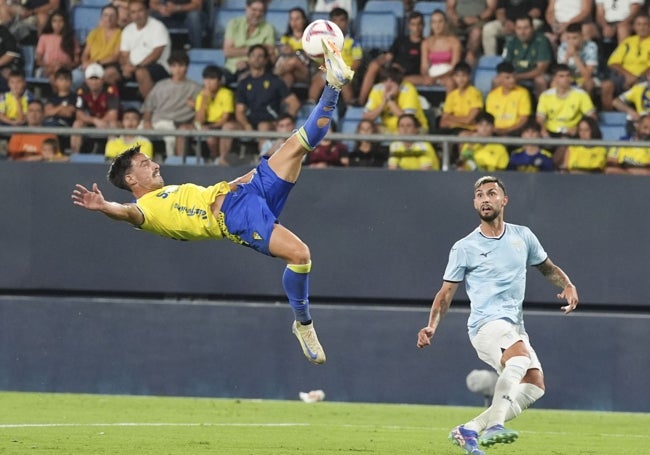 Un intento de chilena de Carcelén (Cádiz) para despejar, en un amistoso veraniego ante el Lazio.