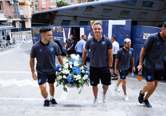 Alfonso Herrero porta un ramo de flores blanquiazules junto a Ramón antes de entrar a la Parroquia de la Divina Pastora.