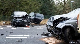 Imagen de dos coches tras un impacto frontal en un accidente de tráfico.