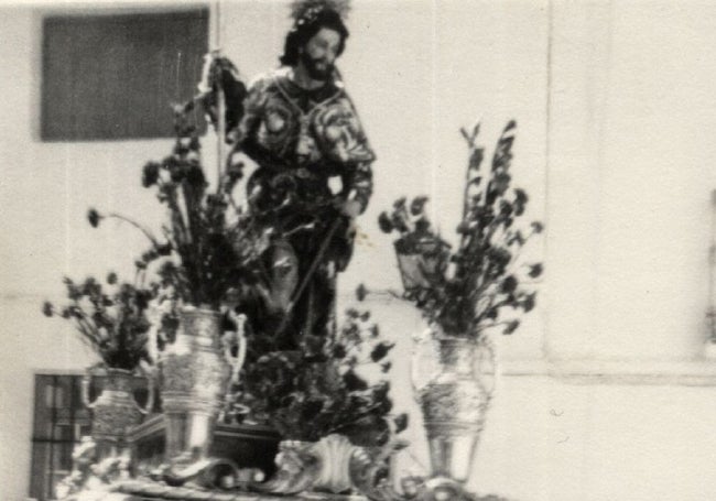 Escultura del santo durante su procesión de 1975.