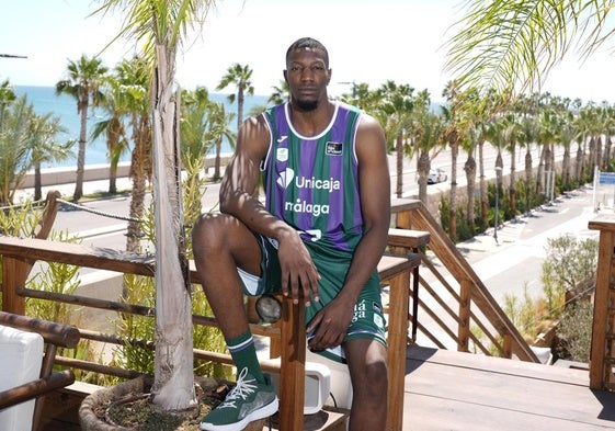 Yankuba Sima posa con la camiseta del Unicaja en la temporada 2024/25.