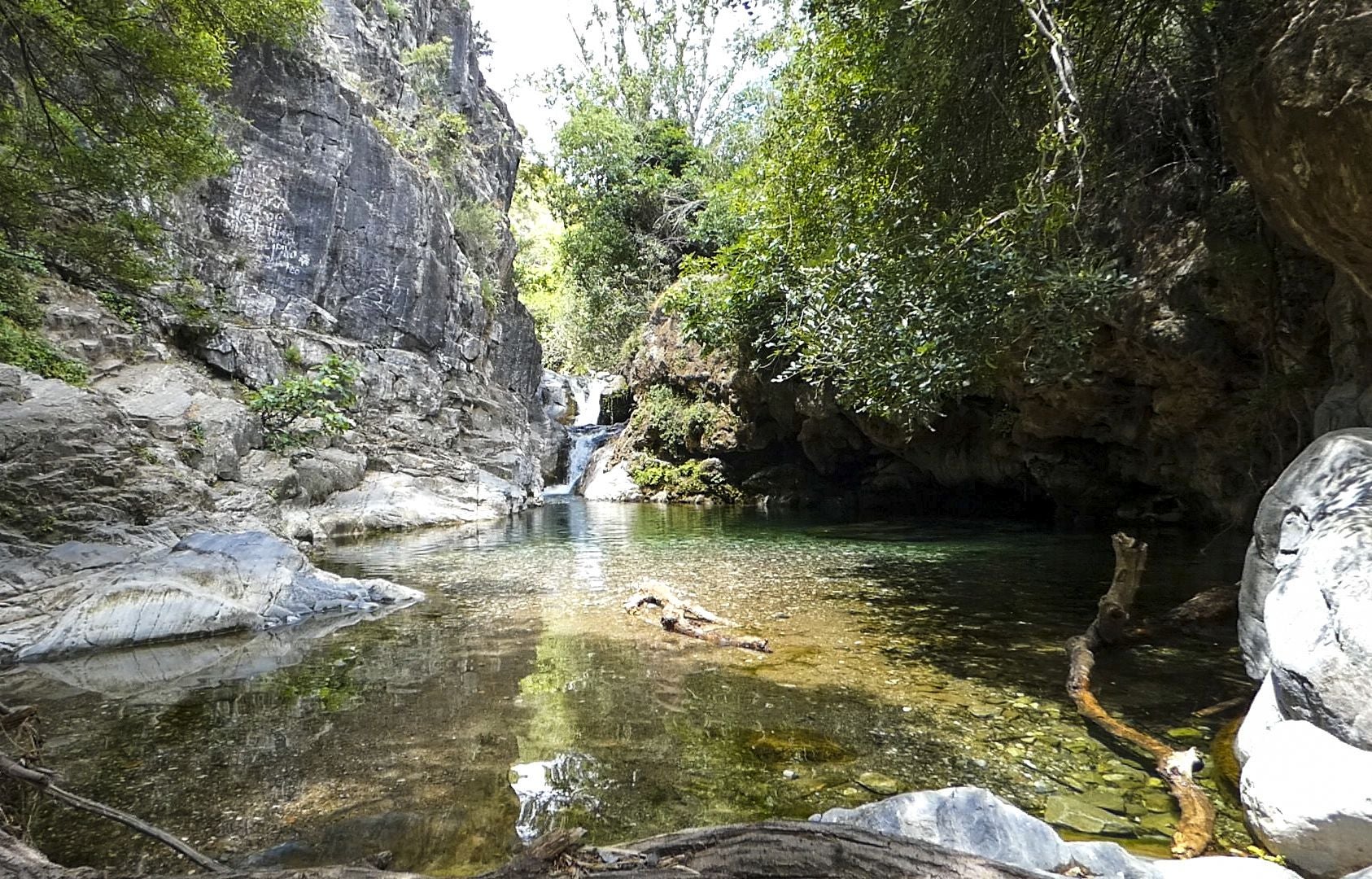 La naturaleza se esfuerza en enmendar los desastres humanos en este paraje.