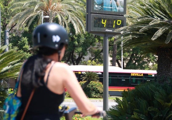 Un termómetro marca 41 grados en una de las olas de calor de este verano en Andalucía.