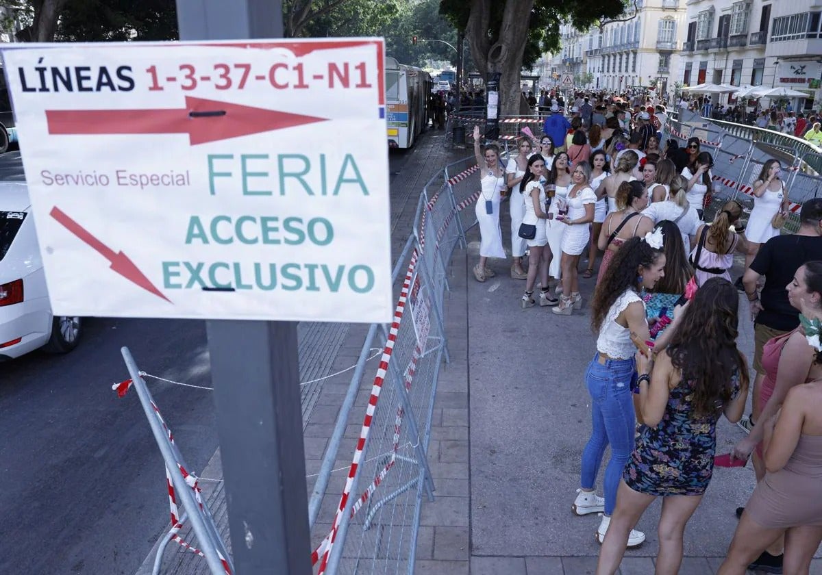 Numerosas personas esperan a uno de los buses que traslada a las personas del Centro al Real.