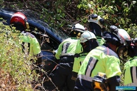 Bomberos, durante las labores de rescate.