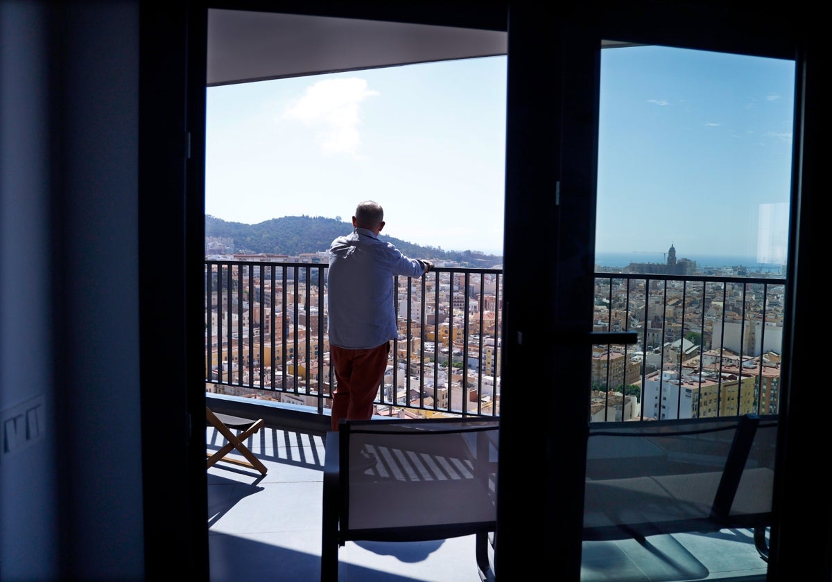 Uno de los vecinos afectados asomado a la terraza de un piso de la torre sur de Martiricos, en el que se reunieron varios para denunciar la situación.