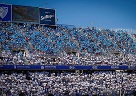 Un mosaico con colores blanquiazules en La Rosaleda en la fase de ascenso a Segunda División la pasada campaña.