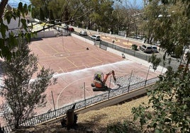 Imagen de los trabajos en marcha en las pistas polideportivas del colegio público Colina del Sol.