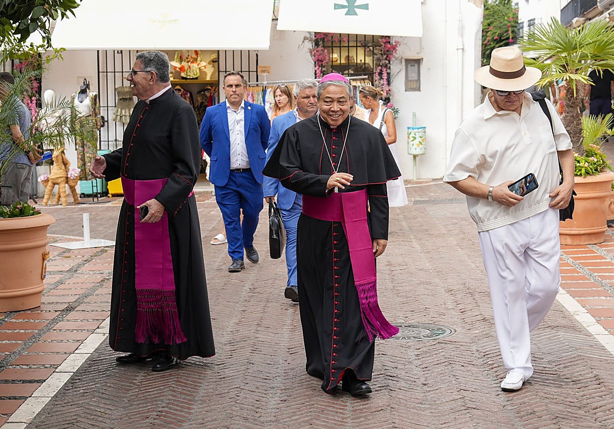 En el centro, el nuncio vaticano en España, esta mañana, en la plaza de Los Naranjos.