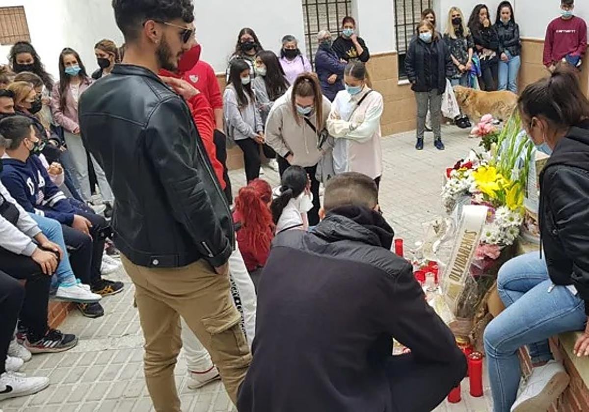 Ofrenda floral en homenaje al joven fallecido en Antequera.