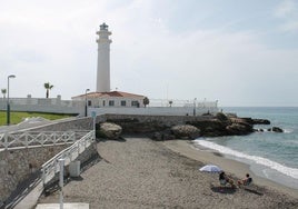 En todo el litoral de Torrox está prohibido dejar la sombrilla para tener después un buen sitio.