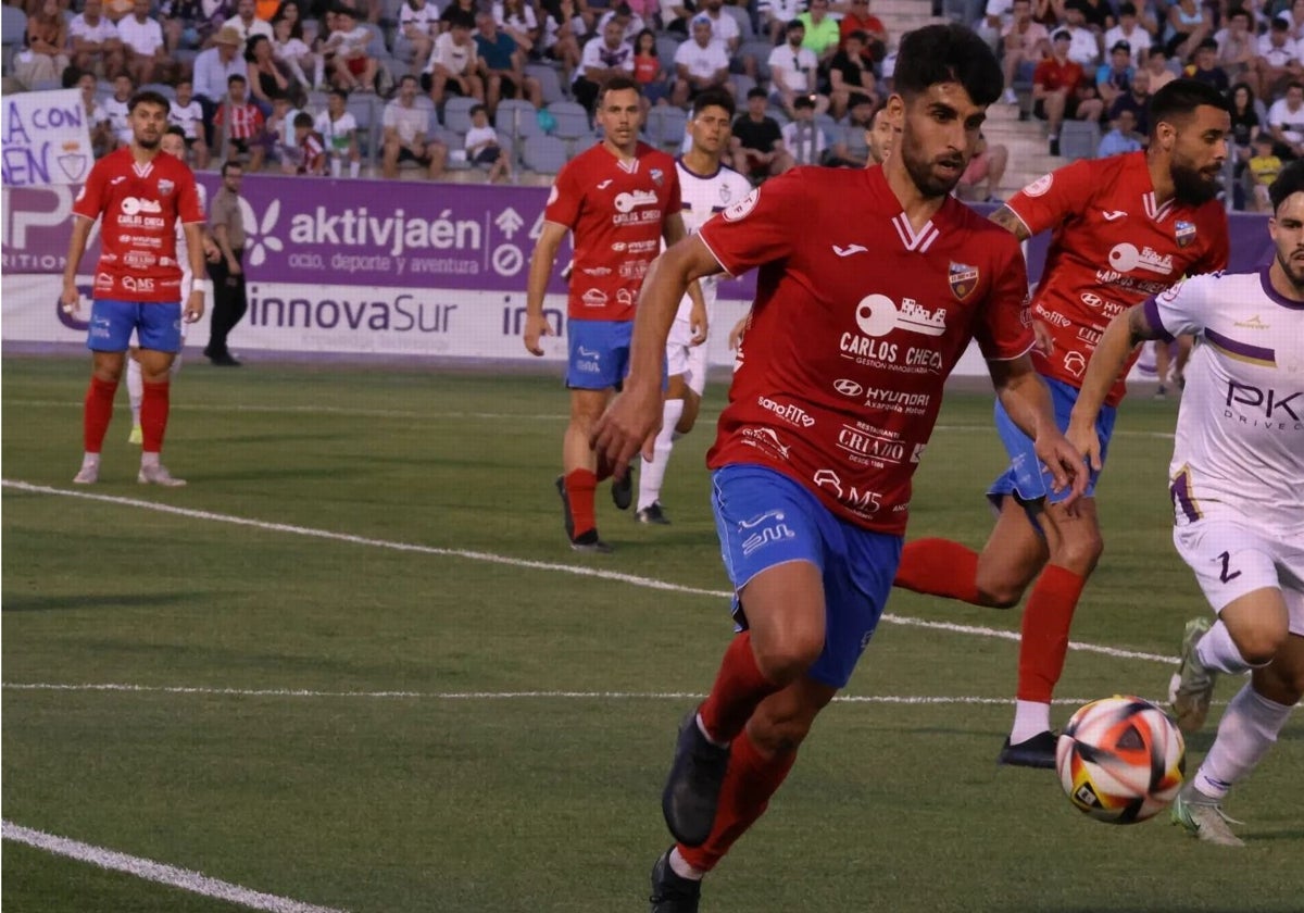 Álex Portillo, del Torre del Mar, conduce el balón.