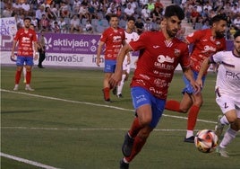 Álex Portillo, del Torre del Mar, conduce el balón.