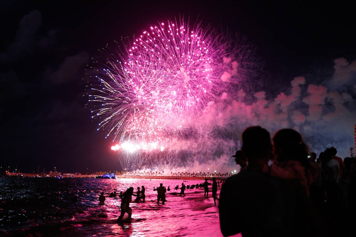 Espectáculo de drones y fuegos artificiales de la Feria de Málaga 2024