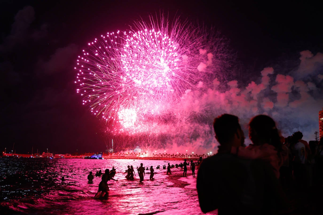 Espectáculo de drones y fuegos artificiales de la Feria de Málaga 2024