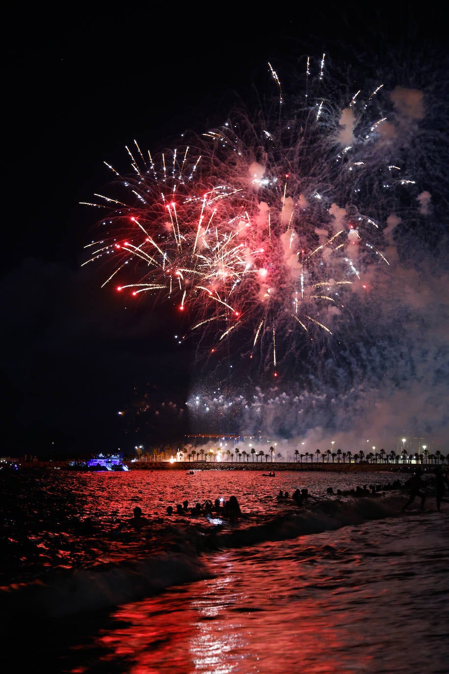 Espectáculo de drones y fuegos artificiales de la Feria de Málaga 2024