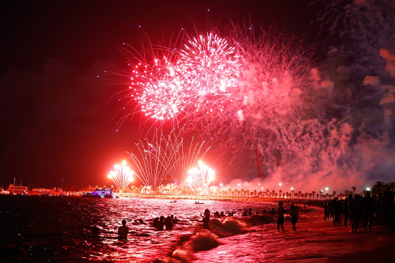 Espectáculo de drones y fuegos artificiales de la Feria de Málaga 2024