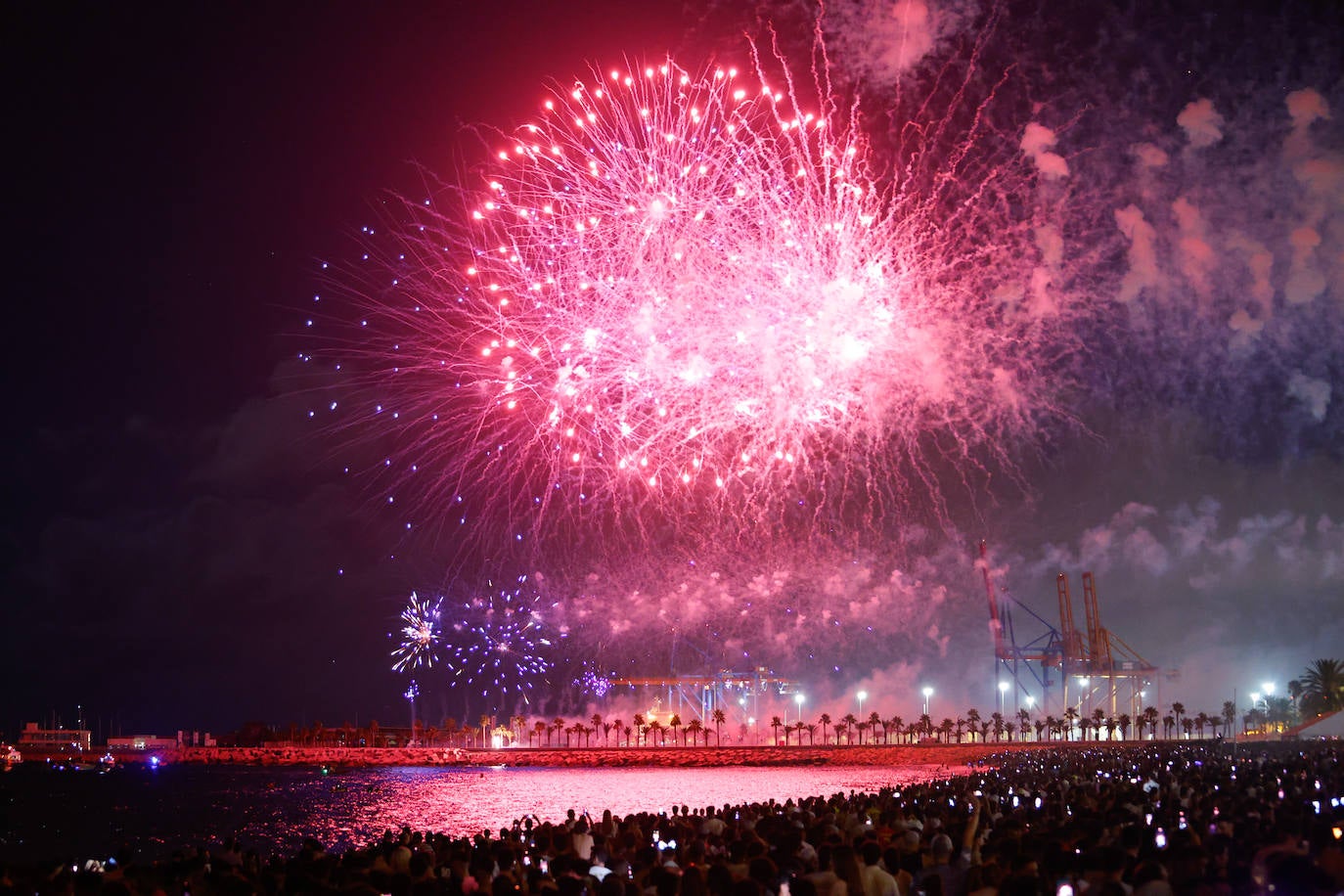 Espectáculo de drones y fuegos artificiales de la Feria de Málaga 2024