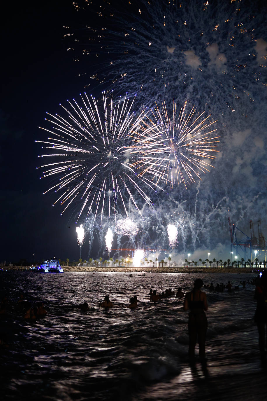 Espectáculo de drones y fuegos artificiales de la Feria de Málaga 2024