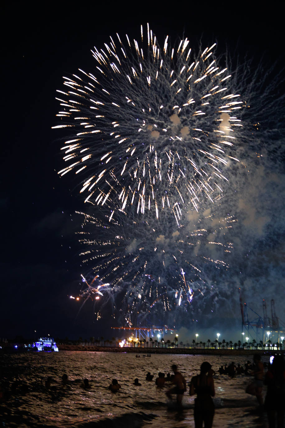 Espectáculo de drones y fuegos artificiales de la Feria de Málaga 2024