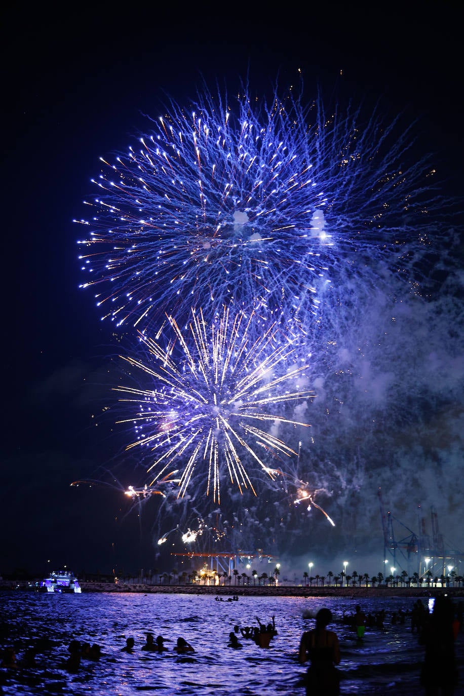 Espectáculo de drones y fuegos artificiales de la Feria de Málaga 2024